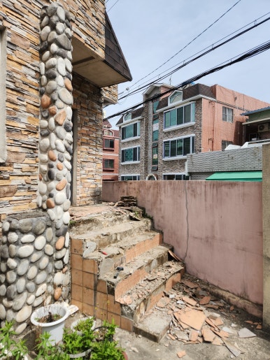 경북 청도군 주택 현관 앞 계단 보수 작업